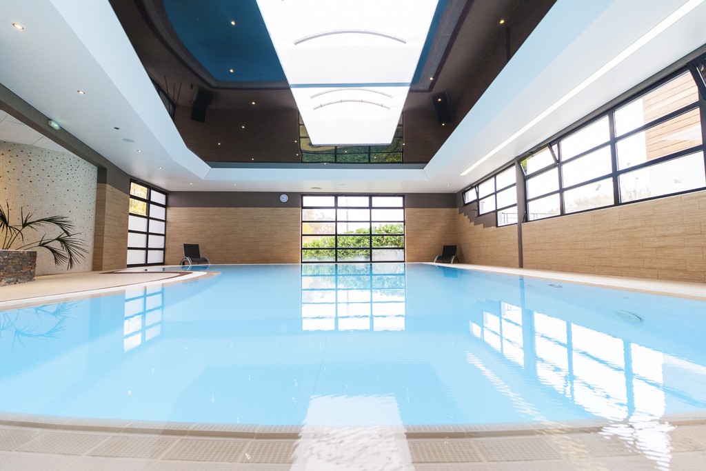 Piscine intérieure de l'Hôtel & Spa Les Alizés