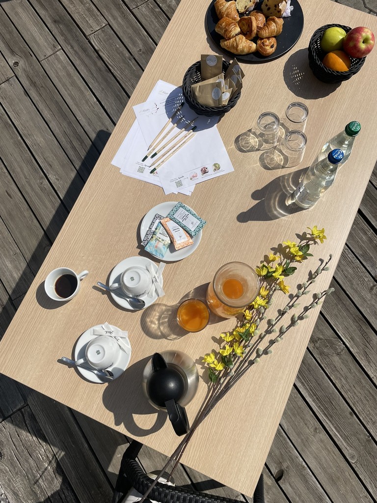 Moment de détente en terrasse avec boissons