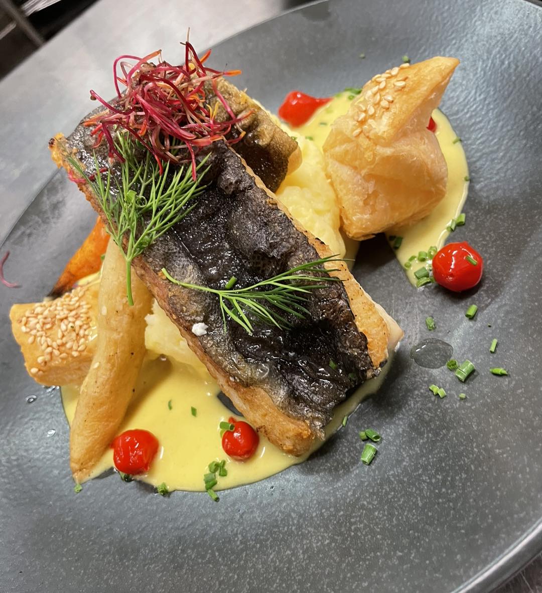 Plat gastronomique lors d'un déjeuner d'affaires